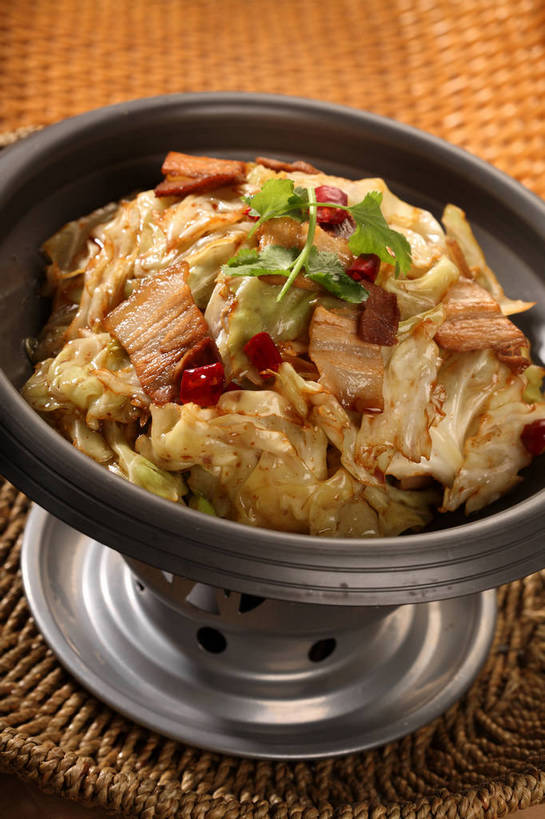 无人,竖图,俯视,室内,特写,白天,烹饪,中餐,餐桌,桌子,辣椒,蔬菜,椰菜,卷心菜,厨具,金属制品,阴影,新鲜,反射,金属,锅子,影子,肉,料理,食品,锅,猪肉,干锅,菜肴,美食,肉类,食物,一个,中式,甘蓝,佳肴,有机食品,绿色食品,单个,餐台,锅具,中华料理,川菜,肉食,烹饪用具,辣角,红海椒,大椒,辣虎,广椒,豚肉,四川菜,甘蓝菜,烹调用具,辣子,结球甘蓝,红辣椒,海椒,甘兰,番椒,包心菜,烹调,彩图,高角度拍摄,圆白菜,干锅菜,shjb1,干锅包菜