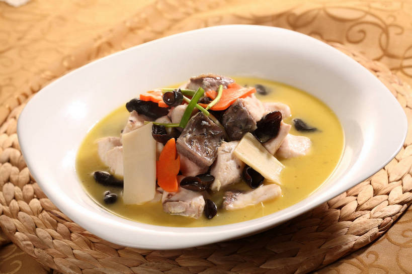 无人,横图,俯视,室内,特写,白天,烹饪,中餐,餐桌,桌子,萝卜,胡萝卜,蔬菜,阴影,新鲜,反射,鱼,影子,陶瓷,菌菇,肉,鱼肉,料理,食品,陶瓷制品,菌类,水产,木耳,菜肴,美食,肉类,鱼类,食物,一个,白色,容器,碗,中式,食用菌,佳肴,有机食品,绿色食品,单个,餐台,中华料理,储藏,黑木耳,真菌,储存,水生动物,黄萝卜,番萝卜,水生物,肉食,乌鱼,黑鱼,蛇头鱼,乌鳢,光木耳,红萝卜,甘荀,彩图,高角度拍摄,丁香萝卜,胡芦菔金,淡水生物,金笋,河鲜,贮存,shjb1,木耳黑鱼片