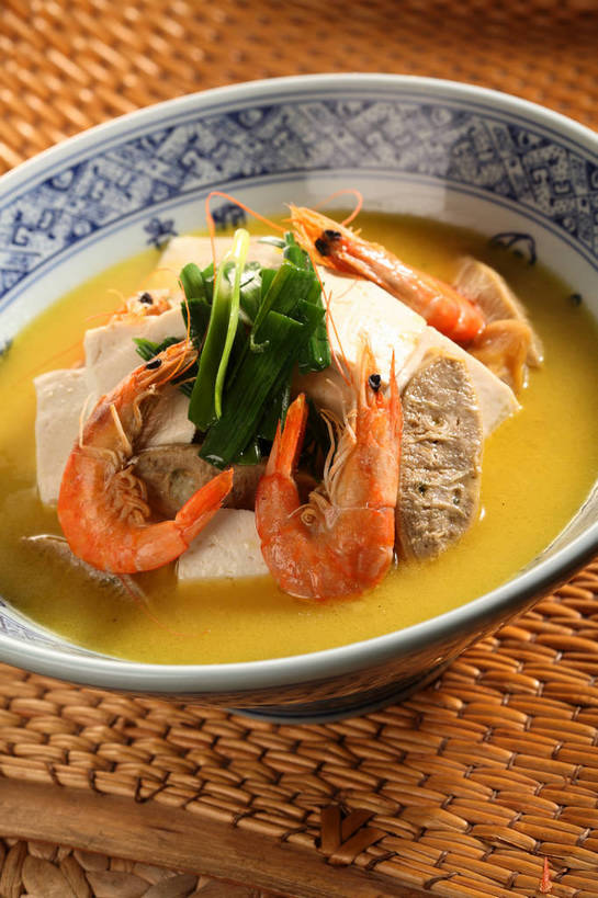 海鲜,豆腐,无人,交叉,竖图,俯视,室内,特写,白天,烹饪,中餐,餐桌,桌子,竹子,蔬菜,阴影,竹制,新鲜,编织,反射,影子,陶瓷,葱,青葱,汤,虾,料理,食品,陶瓷制品,水产,菜肴,美食,海洋生物,食物,一个,容器,碗,中式,佳肴,有机食品,绿色食品,单个,餐台,中华料理,储藏,竹条,交织,豆腐汤,竹制品,豆制品,储存,水生动物,海产品,水生物,海底动物,穿插,羹汤,彩图,高角度拍摄,贮存,shjb1,鲜虾豆腐汤