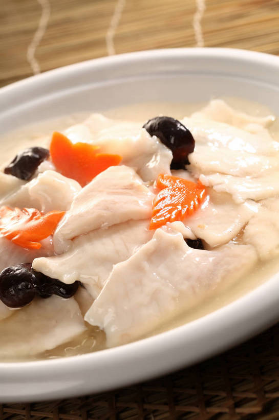 无人,竖图,俯视,室内,特写,白天,烹饪,中餐,餐桌,桌子,萝卜,胡萝卜,蔬菜,阴影,竹制,新鲜,反射,鱼,影子,陶瓷,竹席,菌菇,肉,鱼肉,料理,食品,陶瓷制品,菌类,水产,木耳,菜肴,美食,肉类,鱼类,食物,一个,白色,黑色,容器,碗,橙色,中式,食用菌,佳肴,有机食品,绿色食品,单个,餐台,中华料理,储藏,黑木耳,竹制品,真菌,储存,水生动物,黄萝卜,番萝卜,水生物,肉食,乌鱼,黑鱼,蛇头鱼,乌鳢,光木耳,红萝卜,甘荀,彩图,高角度拍摄,丁香萝卜,胡芦菔金,淡水生物,金笋,河鲜,贮存,shjb1,木耳黑鱼片