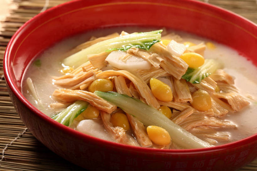 无人,横图,俯视,室内,特写,白天,烹饪,中餐,餐桌,桌子,蔬菜,阴影,竹制,新鲜,反射,影子,陶瓷,竹席,料理,食品,坚果,陶瓷制品,豆腐皮,菜肴,美食,食物,一个,红色,容器,碗,干果,中式,佳肴,有机食品,绿色食品,单个,餐台,中华料理,储藏,竹制品,储存,腐竹,豆腐衣,油皮,银杏,白果,彩图,高角度拍摄,贮存,shjb1,白果腐竹汤