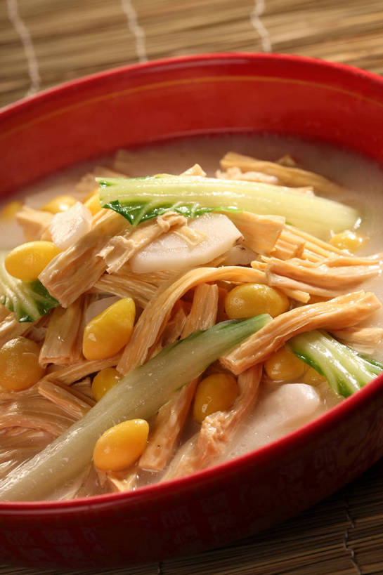 无人,竖图,俯视,室内,特写,白天,烹饪,中餐,餐桌,桌子,蔬菜,阴影,竹制,新鲜,反射,影子,陶瓷,竹席,料理,食品,坚果,陶瓷制品,豆腐皮,菜肴,美食,食物,一个,红色,容器,碗,干果,中式,佳肴,有机食品,绿色食品,单个,餐台,中华料理,储藏,竹制品,储存,腐竹,豆腐衣,油皮,银杏,白果,彩图,高角度拍摄,贮存,shjb1,白果腐竹汤