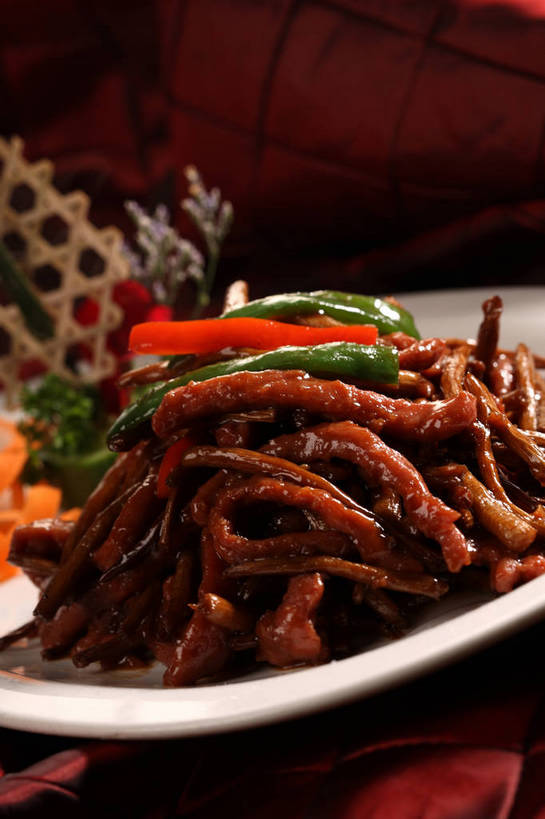 无人,竖图,俯视,室内,特写,白天,烹饪,中餐,餐桌,桌子,辣椒,蔬菜,餐具,叶子,阴影,朦胧,模糊,新鲜,盛开,反射,鱼,布料,碟子,盘,影子,肉,鱼肉,料理,食品,绿叶,花蕾,布纹,水产,菜肴,美食,肉类,鱼类,桌布,花,花瓣,花朵,鲜花,食物,一个,白色,盘子,餐巾,碟,台布,花苞,花蕊,中式,嫩叶,佳肴,有机食品,绿色食品,单个,餐台,中华料理,响油鳝丝,鳝鱼,配菜,水生动物,水生物,肉食,彩椒,鳝,辣角,红海椒,大椒,辣虎,广椒,叶,叶片,甜椒,柿子椒,辣子,海椒,番椒,灯笼椒,餐桌布,彩图,高角度拍摄,淡水生物,河鲜,黄鳝,shjb1