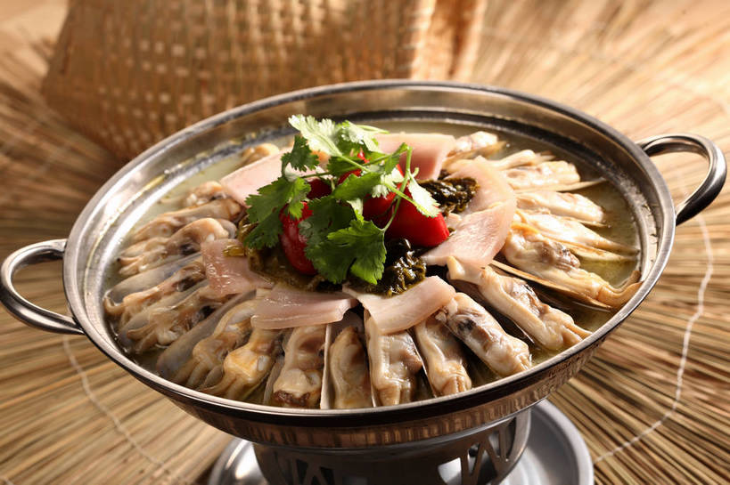 海鲜,无人,横图,俯视,室内,特写,白天,烹饪,中餐,餐桌,桌子,蔬菜,厨具,叶子,金属制品,阴影,新鲜,反射,金属,锅子,影子,香菜,肉,料理,食品,绿叶,锅,水产,咸肉,菜肴,美食,肉类,海洋生物,食物,腌制,一个,中式,嫩叶,佳肴,有机食品,绿色食品,单个,餐台,锅具,中华料理,软体动物,水生动物,腌肉,海产品,水生物,肉食,蛏子,海底动物,烹饪用具,胡菜,香荽,原荽,园荽,芫荽,胡荽,莞荽,芫茜,芫蓿,莚葛草,莚荽菜,蛏,消食,盐肉,渍肉,缢蛏,叶,叶片,烹调用具,烹调,彩图,高角度拍摄,开胃,shjb1