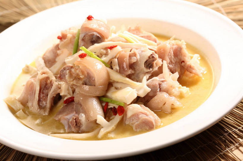 无人,横图,俯视,室内,特写,白天,烹饪,中餐,植物,餐桌,桌子,蔬菜,餐具,阴影,新鲜,反射,碟子,盘,影子,肉,料理,食品,果实,草药,药草,猪肉,猪手,猪蹄,猪爪,菜肴,美食,肉类,中药,食物,一个,白色,盘子,碟,中式,佳肴,有机食品,绿色食品,单个,餐台,中华料理,枸杞子,枸杞,药材,中草药,肉食,豚肉,中药材,本草,苟起子,枸杞豆,枸杞果,血杞子,猪脚,彩图,高角度拍摄,shjb1