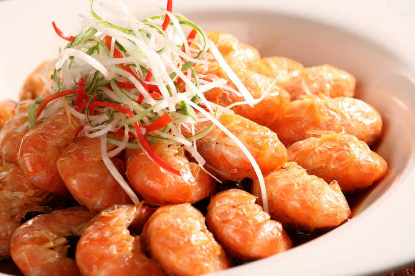 海鲜,无人,横图,俯视,室内,特写,白天,烹饪,中餐,餐桌,桌子,辣椒,蔬菜,餐具,许多,阴影,朦胧,模糊,新鲜,环绕,围绕,反射,碟子,盘,影子,肉,虾,料理,食品,很多,环抱,水产,菜肴,美食,肉类,海洋生物,食物,排列,一个,白色,盘子,碟,中式,佳肴,有机食品,绿色食品,单个,餐台,中华料理,虾肉,水生动物,河虾,海产品,水生物,肉食,彩椒,海底动物,辣角,红海椒,大椒,辣虎,广椒,摆列,萦绕,本帮菜,沪菜,上海菜,淡水虾,青虾,日本沼虾,甜椒,柿子椒,辣子,海椒,番椒,灯笼椒,彩图,高角度拍摄,布列,分列,shjb1,油爆虾