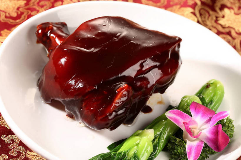 无人,横图,俯视,室内,特写,白天,烹饪,中餐,餐桌,桌子,芹菜,蔬菜,餐具,叶子,阴影,新鲜,盛开,反射,布料,碟子,盘,影子,青菜,红烧,肉,料理,食品,绿叶,石斛,花蕾,布纹,猪肉,菜肴,美食,肉类,桌布,花,花瓣,花朵,鲜花,食物,一朵,一个,粉色,白色,盘子,餐巾,碟,台布,花苞,花蕊,中式,嫩叶,佳肴,有机食品,绿色食品,荷兰芹,欧芹,香芹,单个,餐台,中华料理,配菜,高雅,小白菜,肉食,红烧蹄髈,蹄髈,豚肉,法香,巴西利,洋香菜,洋芫荽,法国香菜,石斛兰,旱芹菜,番荽,金钗石斛,淡泊,花中君子,不结球白菜,红烧菜,兰花,叶,叶片,餐桌布,彩图,高角度拍摄,肘子,蹄膀,红烧蹄膀,红烧肘子,shjb1