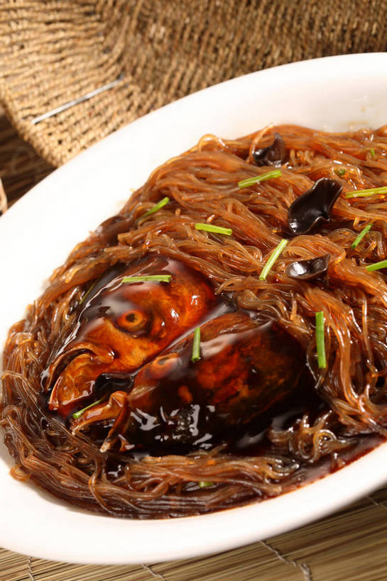 面食,面条,无人,竖图,俯视,室内,特写,白天,烹饪,中餐,餐桌,桌子,蔬菜,餐具,阴影,新鲜,反射,鱼,碟子,盘,影子,葱,菌菇,青葱,红烧,面,肉,鱼肉,料理,食品,菌类,粉丝,木耳,菜肴,美食,肉类,鱼类,食物,一个,白色,盘子,碟,中式,食用菌,佳肴,有机食品,绿色食品,单个,餐台,中华料理,黑木耳,真菌,红烧鱼,肉食,光木耳,红烧菜,冬粉,彩图,高角度拍摄,shjb1