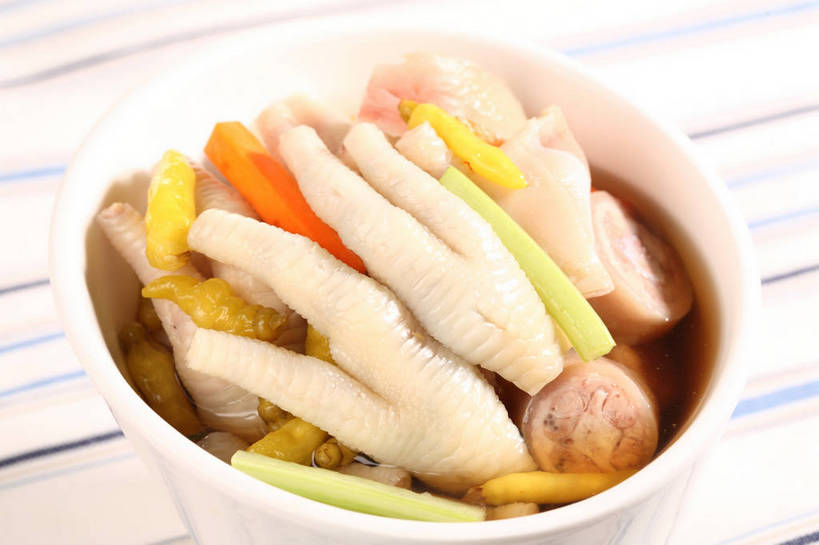 无人,横图,俯视,室内,特写,白天,烹饪,中餐,餐桌,桌子,萝卜,胡萝卜,蔬菜,阴影,新鲜,反射,布料,影子,陶瓷,调料,酱料,酱汁,佐料,料理,食品,陶瓷制品,调味品,调味料,布纹,酱,冷盘,菜肴,美食,桌布,食物,一个,白色,餐巾,容器,台布,碗,中式,冷菜,凉菜,佳肴,有机食品,绿色食品,单个,餐台,中华料理,储藏,储存,黄萝卜,番萝卜,卤汁,凤爪,鸡爪,红萝卜,甘荀,餐桌布,彩图,高角度拍摄,鸡脚,丁香萝卜,胡芦菔金,金笋,贮存,老汤,shjb1,香糟鸡爪,糟鸡爪,香糟卤,糟卤