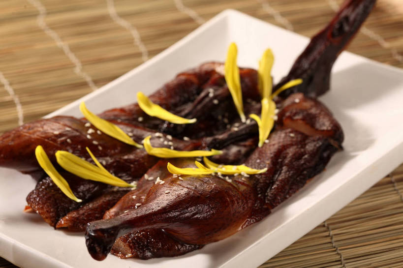 无人,横图,俯视,室内,特写,白天,烹饪,中餐,餐桌,桌子,餐具,阴影,竹制,朦胧,模糊,盛开,反射,碟子,盘,影子,竹席,肉,料理,食品,花蕾,鸭肉,菜肴,美食,肉类,花,花瓣,花朵,鲜花,食物,一个,黄色,白色,盘子,碟,花苞,花蕊,中式,佳肴,单个,餐台,中华料理,竹制品,肉食,酱鸭,彩图,高角度拍摄,shjb1