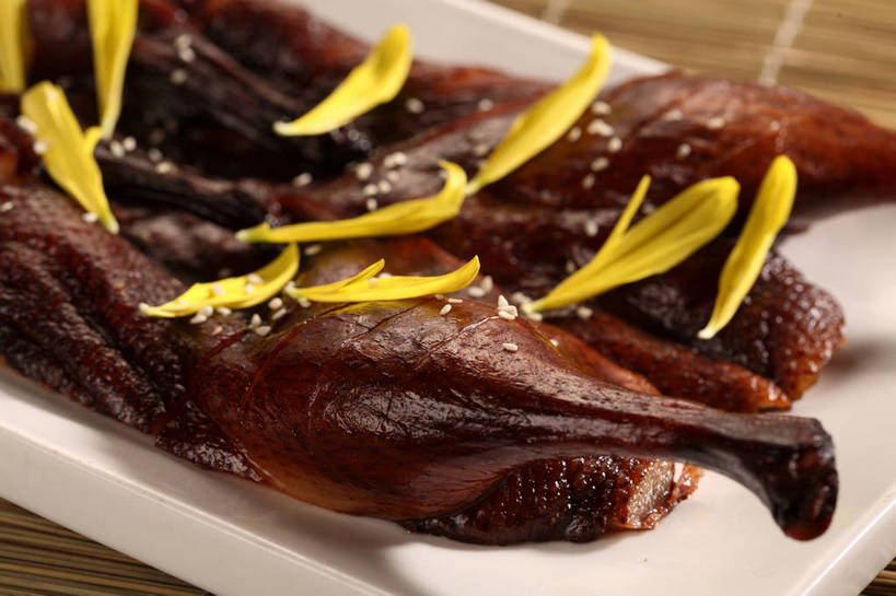 无人,横图,俯视,室内,特写,白天,烹饪,中餐,餐桌,桌子,餐具,阴影,竹制,朦胧,模糊,盛开,反射,碟子,盘,影子,竹席,肉,料理,食品,花蕾,鸭肉,菜肴,美食,肉类,花,花瓣,花朵,鲜花,食物,一个,黄色,白色,盘子,碟,花苞,花蕊,中式,佳肴,单个,餐台,中华料理,竹制品,肉食,酱鸭,彩图,高角度拍摄,shjb1