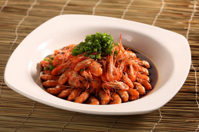 海鲜,无人,横图,俯视,室内,特写,白天,烹饪,中餐,餐桌,桌子,蔬菜,餐具,一堆,许多,阴影,堆叠,堆积,竹制,新鲜,反射,碟子,盘,影子,竹席,葱,青葱,虾,料理,食品,很多,水产,菜肴,美食,海洋生物,食物,一个,绿色,白色,盘子,碟,橙色,中式,佳肴,有机食品,绿色食品,单个,餐台,中华料理,堆,竹制品,水生动物,河虾,海产品,水生物,海底动物,淡水虾,青虾,日本沼虾,彩图,高角度拍摄,shjb1