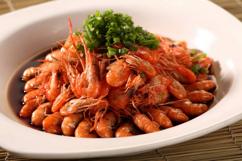 海鲜,无人,横图,俯视,室内,特写,白天,烹饪,中餐,餐桌,桌子,蔬菜,餐具,一堆,许多,阴影,堆叠,堆积,竹制,新鲜,反射,碟子,盘,影子,竹席,葱,青葱,虾,料理,食品,很多,水产,菜肴,美食,海洋生物,食物,一个,绿色,白色,盘子,碟,橙色,中式,佳肴,有机食品,绿色食品,单个,餐台,中华料理,堆,竹制品,水生动物,河虾,海产品,水生物,海底动物,淡水虾,青虾,日本沼虾,彩图,高角度拍摄,shjb1