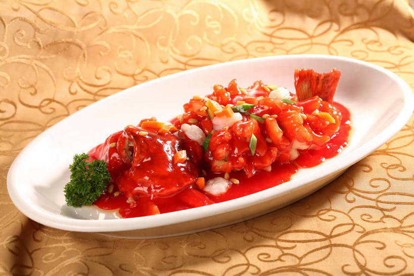 无人,横图,俯视,室内,特写,白天,烹饪,中餐,餐桌,桌子,芹菜,蔬菜,餐具,叶子,阴影,新鲜,反射,鱼,布料,碟子,盘,影子,调料,酱料,酱汁,茄汁,肉,鱼肉,佐料,料理,食品,绿叶,调味品,调味料,布纹,番茄酱,水产,酱,菜肴,美食,肉类,鱼类,桌布,食物,一个,白色,盘子,餐巾,碟,台布,中式,嫩叶,佳肴,有机食品,绿色食品,荷兰芹,欧芹,香芹,单个,餐台,中华料理,配菜,水生动物,水生物,肉食,桂鱼,法香,巴西利,洋香菜,洋芫荽,法国香菜,旱芹菜,番荽,鳜鱼,鳌花鱼,叶,叶片,餐桌布,彩图,高角度拍摄,江苏菜,淡水生物,河鲜,松鼠桂鱼,苏菜,shjb1