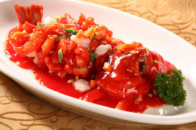 无人,横图,俯视,室内,特写,白天,烹饪,中餐,餐桌,桌子,芹菜,蔬菜,餐具,叶子,阴影,新鲜,反射,鱼,布料,碟子,盘,影子,调料,酱料,酱汁,茄汁,肉,鱼肉,佐料,料理,食品,绿叶,调味品,调味料,布纹,番茄酱,水产,酱,菜肴,美食,肉类,鱼类,桌布,食物,一个,白色,盘子,餐巾,碟,台布,中式,嫩叶,佳肴,有机食品,绿色食品,荷兰芹,欧芹,香芹,单个,餐台,中华料理,配菜,水生动物,水生物,肉食,桂鱼,法香,巴西利,洋香菜,洋芫荽,法国香菜,旱芹菜,番荽,鳜鱼,鳌花鱼,叶,叶片,餐桌布,彩图,高角度拍摄,江苏菜,淡水生物,河鲜,松鼠桂鱼,苏菜,shjb1