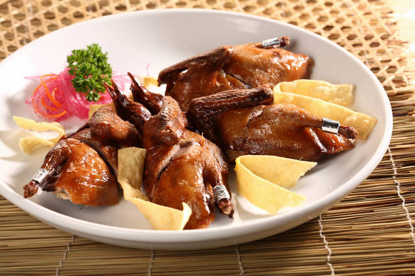 无人,横图,俯视,室内,特写,白天,烹饪,中餐,餐桌,桌子,芹菜,蔬菜,餐具,叶子,切开,阴影,竹制,新鲜,反射,碟子,盘,影子,竹席,肉,料理,食品,绿叶,菜肴,美食,肉类,食物,一个,白色,盘子,碟,切,中式,嫩叶,佳肴,有机食品,绿色食品,荷兰芹,欧芹,香芹,单个,餐台,中华料理,配菜,竹制品,剖面,肉食,切面,鸽子肉,法香,巴西利,洋香菜,洋芫荽,法国香菜,旱芹菜,番荽,烤乳鸽,叶,叶片,彩图,高角度拍摄,乳鸽,shjb1