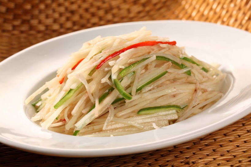 无人,交叉,横图,俯视,室内,特写,白天,烹饪,中餐,餐桌,桌子,竹子,土豆,餐具,阴影,竹制,编织,反射,碟子,盘,影子,青椒,料理,食品,青椒土豆丝,土豆丝,菜肴,美食,食物,一个,白色,盘子,碟,中式,佳肴,单个,餐台,中华料理,竹条,交织,竹制品,大椒,馍馍蛋,菜椒,穿插,洋芋,甜椒,柿子椒,山药蛋,马铃薯,灯笼椒,彩图,高角度拍摄,shjb1