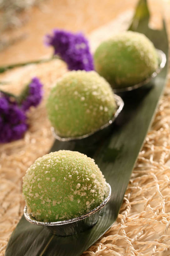 点心,无人,竖图,俯视,室内,特写,白天,餐桌,桌子,叶子,阴影,朦胧,模糊,盛开,反射,包装,包装纸,铝箔纸,图形,锡箔纸,影子,纸,粽叶,食品,甜点,甜品,绿叶,纸张,几何,花蕾,花,花瓣,花朵,鲜花,食物,糕点,三个,绿色,紫色,甜食,花苞,花蕊,球体,嫩叶,餐台,草饼,包装材料,数学,锡箔,铝箔,箬叶,芦苇叶,麻糬,叶,叶片,彩图,高角度拍摄,几何图形,立体几何,立体图形,shjb1