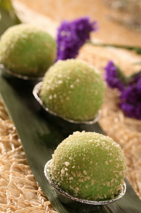 点心,无人,竖图,俯视,室内,特写,白天,餐桌,桌子,叶子,阴影,朦胧,模糊,盛开,反射,包装,包装纸,铝箔纸,图形,锡箔纸,影子,纸,粽叶,食品,甜点,甜品,绿叶,纸张,几何,花蕾,花,花瓣,花朵,鲜花,食物,糕点,三个,绿色,紫色,甜食,花苞,花蕊,球体,嫩叶,餐台,草饼,包装材料,数学,锡箔,铝箔,箬叶,芦苇叶,麻糬,叶,叶片,彩图,高角度拍摄,几何图形,立体几何,立体图形,shjb1