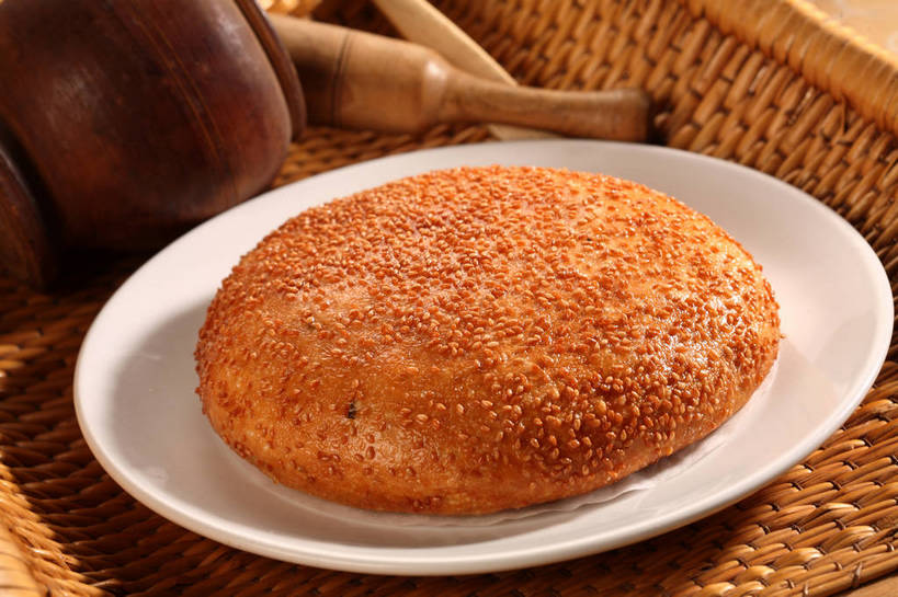 点心,面食,无人,交叉,横图,俯视,室内,特写,白天,早餐,餐桌,桌子,竹子,餐具,阴影,竹制,编织,反射,圆形,碟子,篮子,盘,图形,影子,圆,芝麻,料理,食品,几何,美食,食物,一个,白色,盘子,竹篮,碟,中式,器皿,早点,单个,餐台,竹条,交织,研磨,竹制品,臼杵,数学,芝麻饼,大饼,研杵,研钵,脂麻,胡麻,白麻,巨胜子,油麻,臼,穿插,彩图,高角度拍摄,早饭,几何图形,平面图形,shjb1,芝麻大饼