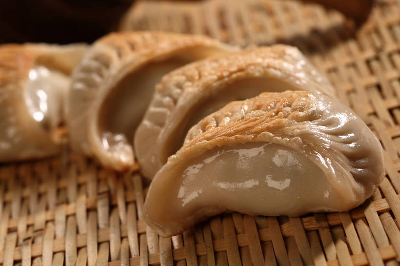 点心,无人,交叉,横图,俯视,室内,特写,白天,餐桌,桌子,竹子,阴影,竹制,朦胧,模糊,编织,反射,篮子,影子,油炸,油炸食品,料理,食品,锅贴,煎饺,面点,美食,食物,竹篮,四个,中式,餐台,竹条,交织,竹制品,穿插,彩图,高角度拍摄,shjb1