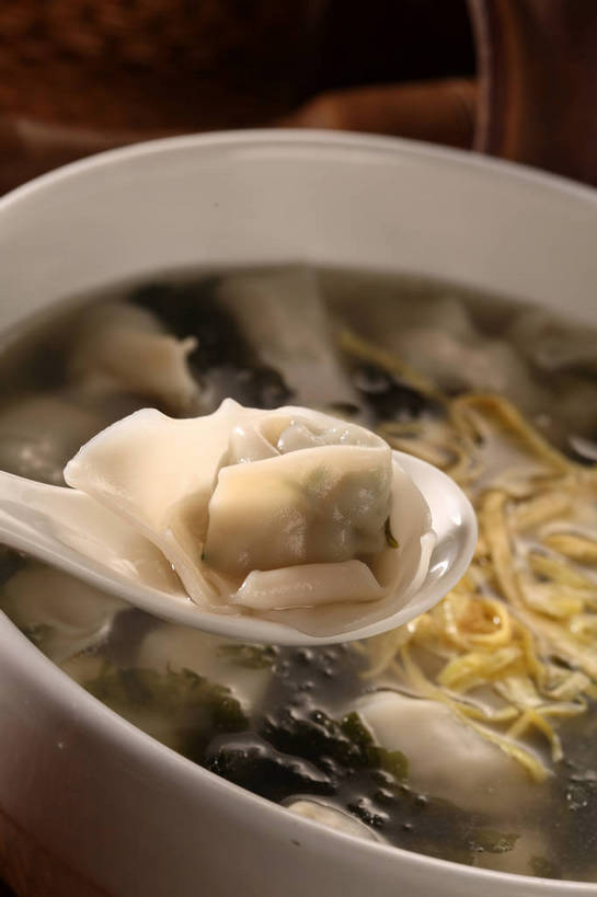 点心,馄饨,面食,无人,竖图,俯视,室内,特写,白天,餐桌,桌子,一把,阴影,反射,影子,勺子,陶瓷,蛋,蛋皮,鸡蛋,料理,食品,面点,陶瓷制品,紫菜,小馄饨,美食,食物,一个,白色,容器,调羹,汤匙,碗,中式,单个,餐台,储藏,储存,卵,扁肉,膜菜,索菜,坛紫菜,子菜,紫英,紫瑛,彩图,高角度拍摄,鸡卵,鸡子,淮饺,绉纱馄饨,贮存,shjb1