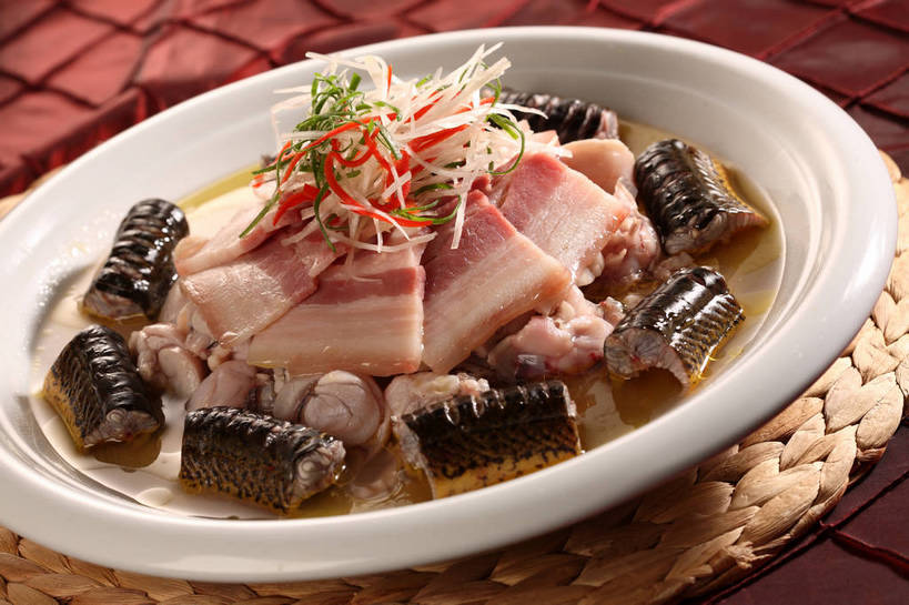 无人,横图,俯视,室内,特写,白天,烹饪,中餐,餐桌,桌子,蔬菜,阴影,新鲜,反射,鱼,影子,陶瓷,肉,汤,鱼肉,料理,食品,陶瓷制品,水产,咸肉,菜肴,美食,肉类,鱼类,食物,腌制,一个,白色,容器,碗,中式,佳肴,有机食品,绿色食品,单个,餐台,中华料理,鳝鱼,储藏,储存,水生动物,腌肉,水生物,肉食,鳝,消食,盐肉,渍肉,彩图,高角度拍摄,淡水生物,河鲜,黄鳝,贮存,开胃,shjb1,咸肉黄鳝汤