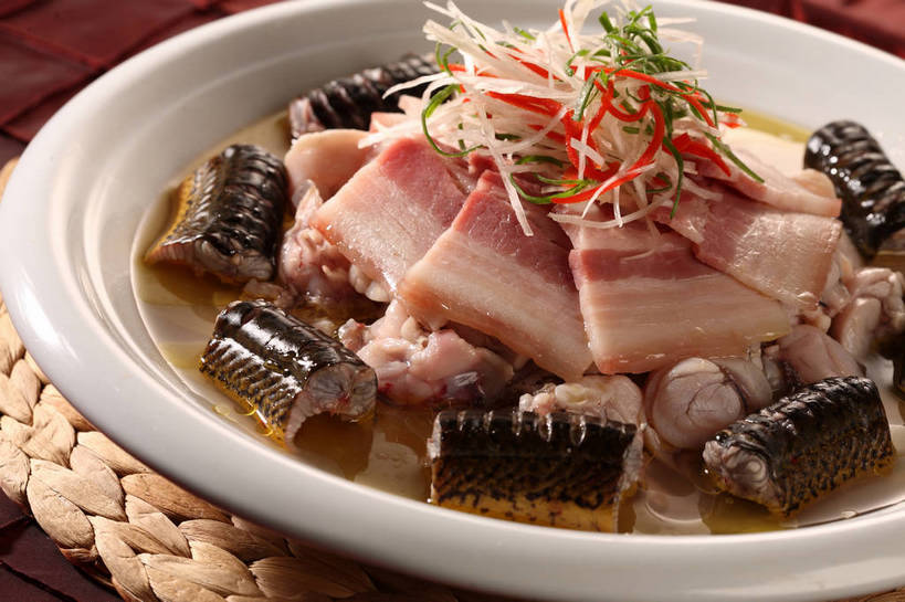 无人,横图,俯视,室内,特写,白天,烹饪,中餐,餐桌,桌子,蔬菜,阴影,新鲜,反射,鱼,影子,陶瓷,肉,汤,鱼肉,料理,食品,陶瓷制品,水产,咸肉,菜肴,美食,肉类,鱼类,食物,腌制,一个,白色,容器,碗,中式,佳肴,有机食品,绿色食品,单个,餐台,中华料理,鳝鱼,储藏,储存,水生动物,腌肉,水生物,肉食,鳝,消食,盐肉,渍肉,彩图,高角度拍摄,淡水生物,河鲜,黄鳝,贮存,开胃,shjb1,咸肉黄鳝汤