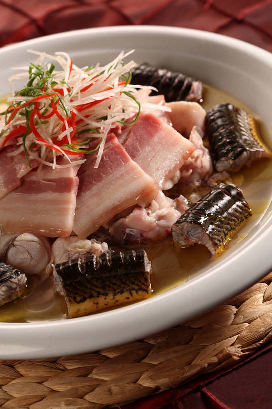 无人,竖图,俯视,室内,特写,白天,烹饪,中餐,餐桌,桌子,蔬菜,阴影,新鲜,反射,鱼,影子,陶瓷,肉,汤,鱼肉,料理,食品,陶瓷制品,水产,咸肉,菜肴,美食,肉类,鱼类,食物,腌制,一个,白色,容器,碗,中式,佳肴,有机食品,绿色食品,单个,餐台,中华料理,鳝鱼,储藏,储存,水生动物,腌肉,水生物,肉食,鳝,消食,盐肉,渍肉,彩图,高角度拍摄,淡水生物,河鲜,黄鳝,贮存,开胃,shjb1,咸肉黄鳝汤