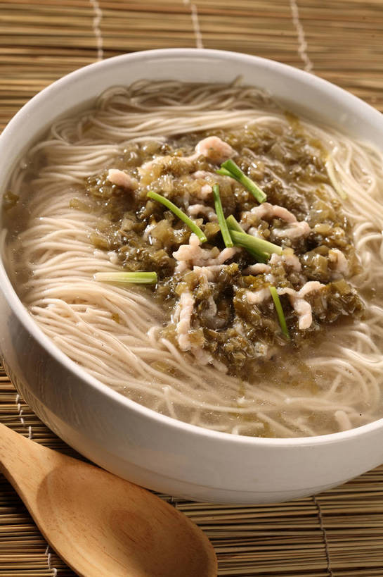 面食,面条,无人,竖图,俯视,室内,特写,白天,烹饪,中餐,餐桌,桌子,蔬菜,一把,阴影,竹制,新鲜,反射,木制,影子,勺子,陶瓷,竹席,葱,青葱,面,肉,料理,食品,陶瓷制品,猪肉,雪菜肉丝面,雪菜,菜肴,美食,肉类,食物,一个,白色,木制品,容器,调羹,汤匙,碗,中式,佳肴,有机食品,绿色食品,单个,餐台,中华料理,储藏,竹制品,储存,肉食,豚肉,雪里红,彩图,高角度拍摄,雪里蕻,贮存,shjb1