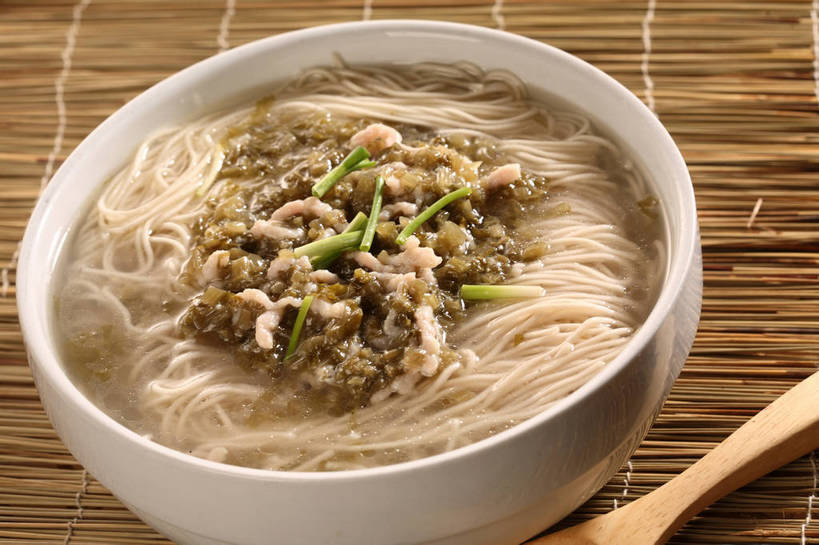 面食,面条,无人,横图,俯视,室内,特写,白天,烹饪,中餐,餐桌,桌子,蔬菜,一把,阴影,竹制,新鲜,反射,木制,影子,勺子,陶瓷,竹席,葱,青葱,面,肉,料理,食品,陶瓷制品,猪肉,雪菜肉丝面,雪菜,菜肴,美食,肉类,食物,一个,白色,木制品,容器,调羹,汤匙,碗,中式,佳肴,有机食品,绿色食品,单个,餐台,中华料理,储藏,竹制品,储存,肉食,豚肉,雪里红,彩图,高角度拍摄,雪里蕻,贮存,shjb1