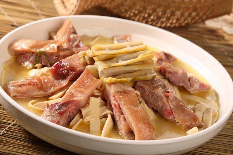 无人,交叉,横图,俯视,室内,特写,白天,烹饪,中餐,餐桌,桌子,竹子,蔬菜,阴影,竹制,新鲜,编织,反射,篮子,影子,陶瓷,竹笋,肉,料理,食品,陶瓷制品,豆皮,鸭肉,豆腐皮,笋,菜肴,美食,肉类,食物,一个,白色,容器,竹篮,碗,中式,佳肴,有机食品,绿色食品,单个,餐台,中华料理,储藏,竹条,交织,竹制品,储存,肉食,腐皮,穿插,彩图,高角度拍摄,贮存,shjb1