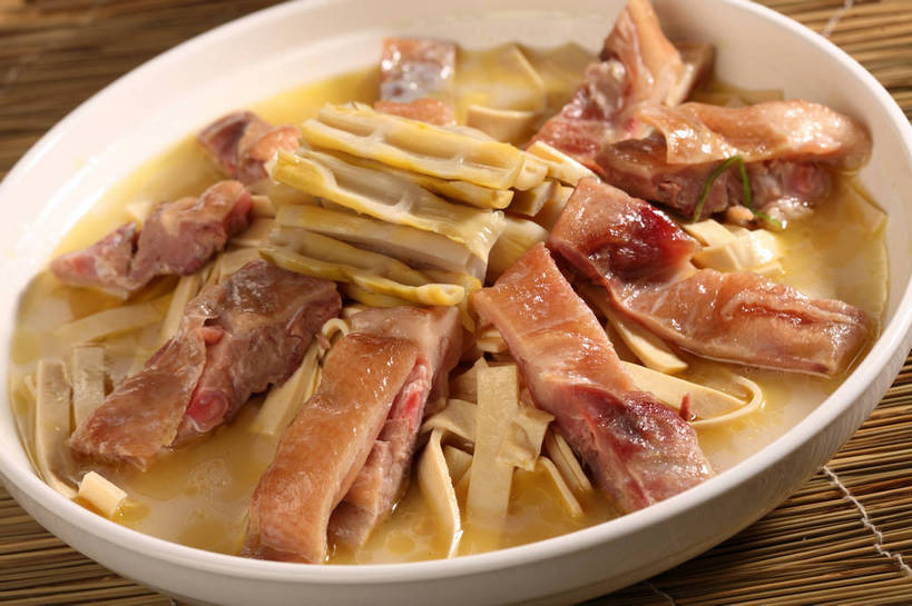 无人,横图,俯视,室内,特写,白天,烹饪,中餐,餐桌,桌子,蔬菜,阴影,新鲜,反射,影子,陶瓷,竹笋,肉,料理,食品,陶瓷制品,豆皮,鸭肉,豆腐皮,笋,菜肴,美食,肉类,食物,一个,白色,容器,碗,中式,佳肴,有机食品,绿色食品,单个,餐台,中华料理,储藏,储存,肉食,腐皮,彩图,高角度拍摄,贮存,shjb1