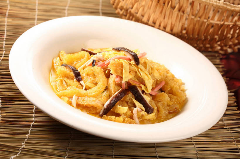 无人,交叉,横图,俯视,室内,特写,白天,烹饪,中餐,餐桌,桌子,竹子,蔬菜,阴影,竹制,新鲜,编织,反射,篮子,影子,陶瓷,菌菇,香菇,炒菜,蛋,蛋皮,鸡蛋,肉,料理,食品,陶瓷制品,菌类,火腿,猪肉,菜肴,美食,肉类,食物,腌制,一个,白色,容器,竹篮,碗,中式,食用菌,佳肴,有机食品,绿色食品,单个,餐台,中华料理,肉皮,储藏,竹条,交织,竹制品,真菌,储存,肉食,豚肉,卵,穿插,椎茸,熏制,火肉,兰熏,猪腿,猪肉皮,彩图,高角度拍摄,平庄菇,香菌,香蕈,鸡卵,鸡子,贮存,shjb1,香菇炒猪皮