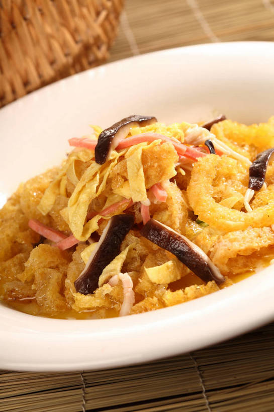 无人,交叉,竖图,俯视,室内,特写,白天,烹饪,中餐,餐桌,桌子,竹子,蔬菜,阴影,竹制,新鲜,编织,反射,篮子,影子,陶瓷,菌菇,香菇,炒菜,蛋,蛋皮,鸡蛋,肉,料理,食品,陶瓷制品,菌类,火腿,猪肉,菜肴,美食,肉类,食物,腌制,一个,白色,容器,竹篮,碗,中式,食用菌,佳肴,有机食品,绿色食品,单个,餐台,中华料理,肉皮,储藏,竹条,交织,竹制品,真菌,储存,肉食,豚肉,卵,穿插,椎茸,熏制,火肉,兰熏,猪腿,猪肉皮,彩图,高角度拍摄,平庄菇,香菌,香蕈,鸡卵,鸡子,贮存,shjb1,香菇炒猪皮