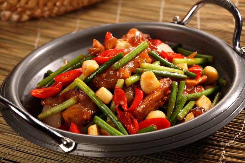 无人,交叉,横图,俯视,室内,特写,白天,烹饪,中餐,餐桌,桌子,竹子,辣椒,蔬菜,蒜,厨具,金属制品,阴影,竹制,新鲜,编织,反射,金属,锅子,篮子,影子,肉,料理,食品,锅,菜肴,美食,肉类,食物,一个,红色,绿色,黑色,竹篮,中式,佳肴,有机食品,绿色食品,单个,餐台,锅具,中华料理,竹条,交织,蒜苗,竹制品,肉食,烹饪用具,辣角,红海椒,大椒,辣虎,广椒,蒜薹,蒜毫,蒜苔,穿插,烹调用具,辣子,红辣椒,海椒,番椒,烹调,彩图,高角度拍摄,shjb1