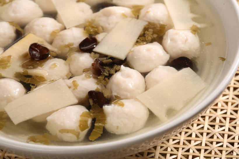 无人,横图,俯视,室内,特写,白天,烹饪,中餐,餐桌,桌子,蔬菜,阴影,新鲜,反射,影子,陶瓷,菌菇,肉,汤,鱼肉,料理,食品,陶瓷制品,丸子,菌类,木耳,雪菜,菜肴,美食,肉类,肉丸,鱼丸,食物,一个,白色,容器,碗,中式,食用菌,佳肴,有机食品,绿色食品,单个,餐台,中华料理,储藏,黑木耳,真菌,储存,肉食,雪里红,光木耳,本帮菜,沪菜,上海菜,彩图,高角度拍摄,雪里蕻,贮存,鱼丸汤,shjb1,黑木耳鱼丸汤