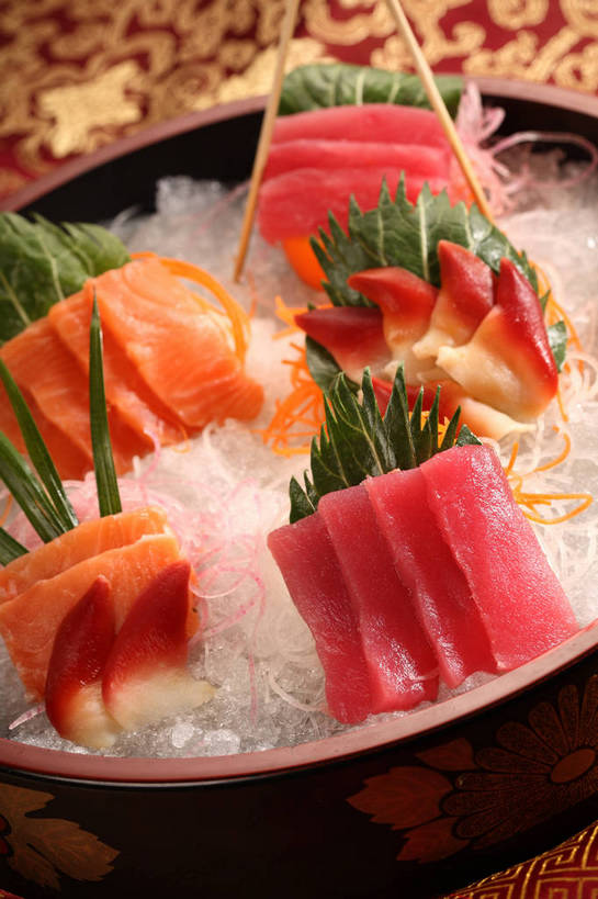 海鲜,三文鱼,无人,竖图,俯视,室内,特写,白天,烹饪,餐桌,桌子,鲑鱼,柠檬,水果,叶子,切开,阴影,新鲜,反射,鱼,布料,影子,陶瓷,冰,肉,生食,鱼肉,日本料理,冰块,料理,食品,果实,绿叶,陶瓷制品,鲔鱼,布纹,冷冻,水产,金枪鱼,菜肴,美食,肉类,鱼类,海洋生物,桌布,食物,一个,餐巾,容器,台布,碗,日式料理,切,日式,嫩叶,寒冷,佳肴,有机食品,绿色食品,冷藏,单个,餐台,储藏,配菜,吞拿鱼,冰冷,储存,水生动物,海产品,水生物,剖面,肉食,海底动物,北极贝,切面,鲑,保鲜,叶,叶片,益母果,柠果,餐桌布,彩图,高角度拍摄,贮存,刺身,鲔鱼刺身,shjb1,海鲜刺身,北极贝刺身