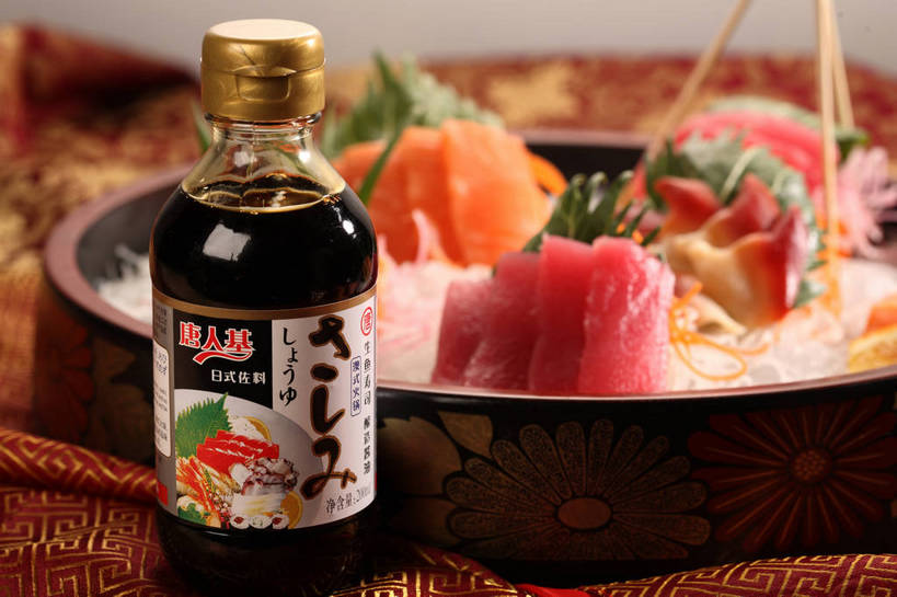 海鲜,三文鱼,无人,横图,室内,特写,白天,正面,烹饪,餐桌,桌子,鲑鱼,叶子,阴影,朦胧,模糊,反射,日文,鱼,标志,布料,罐子,文字,影子,字符,陶瓷,冰,调料,酱料,酱汁,肉,鱼肉,佐料,日本料理,冰块,料理,食品,绿叶,陶瓷制品,调味品,鲔鱼,调味料,布纹,标识,冷冻,水产,金枪鱼,酱,菜肴,美食,肉类,鱼类,海洋生物,玻璃制品,桌布,食物,两个,玻璃瓶,餐巾,瓶子,容器,台布,碗,日式料理,日式,嫩叶,汉字,寒冷,佳肴,冷藏,餐台,储藏,配菜,吞拿鱼,冰冷,一瓶,储存,中文,水生动物,海产品,水生物,肉食,海底动物,北极贝,鲑,日语,国文,华文,保鲜,叶,叶片,餐桌布,彩图,贮存,刺身,鲔鱼刺身,shjb1,海鲜刺身,北极贝刺身