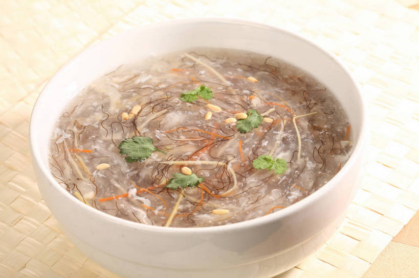 无人,横图,俯视,室内,特写,白天,烹饪,中餐,餐桌,桌子,萝卜,胡萝卜,蔬菜,叶子,阴影,新鲜,反射,影子,陶瓷,浓汤,汤,料理,食品,绿叶,陶瓷制品,羹,酸辣汤,松子,松子仁,菜肴,美食,食物,一个,白色,容器,碗,中式,嫩叶,佳肴,有机食品,绿色食品,单个,餐台,中华料理,储藏,松仁,储存,黄萝卜,番萝卜,松籽仁,湖南菜,湘菜,叶,叶片,红萝卜,甘荀,彩图,高角度拍摄,丁香萝卜,胡芦菔金,金笋,贮存,shjb1