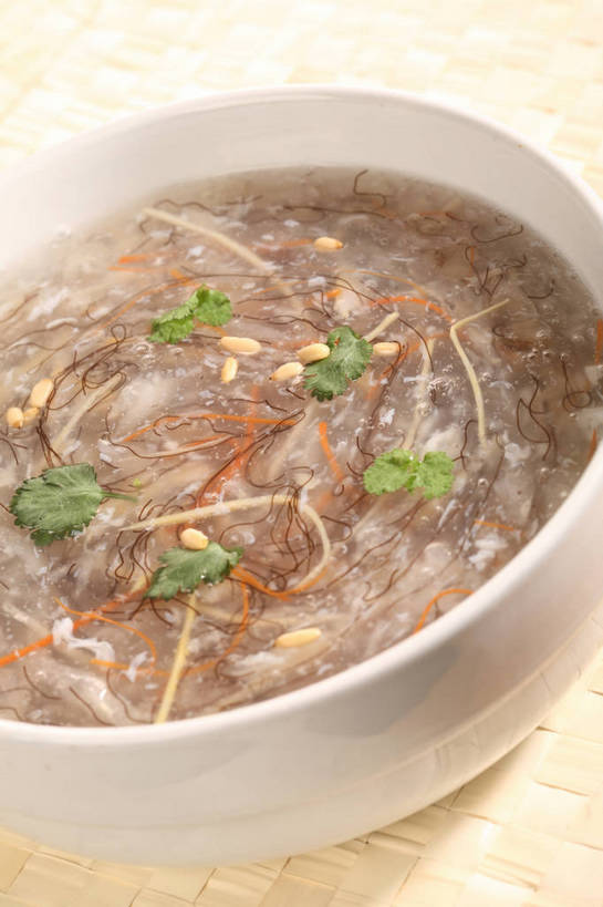 无人,竖图,俯视,室内,特写,白天,烹饪,中餐,餐桌,桌子,萝卜,胡萝卜,蔬菜,叶子,阴影,新鲜,反射,影子,陶瓷,浓汤,汤,料理,食品,绿叶,陶瓷制品,羹,酸辣汤,松子,松子仁,菜肴,美食,食物,一个,白色,容器,碗,中式,嫩叶,佳肴,有机食品,绿色食品,单个,餐台,中华料理,储藏,松仁,储存,黄萝卜,番萝卜,松籽仁,湖南菜,湘菜,叶,叶片,红萝卜,甘荀,彩图,高角度拍摄,丁香萝卜,胡芦菔金,金笋,贮存,shjb1