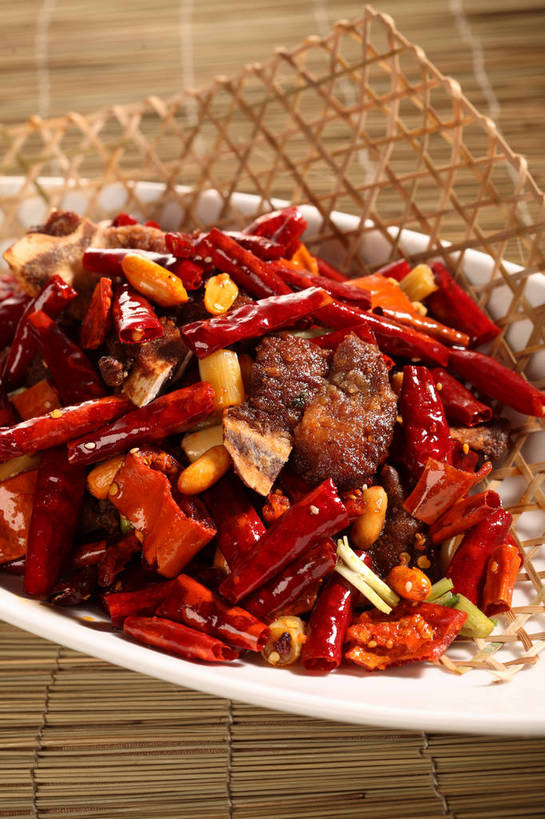 骨骼,无人,竖图,俯视,室内,特写,白天,烹饪,中餐,植物,餐桌,桌子,豆,花生,辣椒,蔬菜,阴影,竹制,新鲜,反射,影子,陶瓷,竹席,豆类,豆子,排骨,肉,料理,食品,坚果,陶瓷制品,骨头,猪肉,菜肴,美食,肉类,食物,一个,红色,白色,容器,碗,中式,长生果,佳肴,有机食品,绿色食品,单个,餐台,中华料理,储藏,骨架,竹制品,储存,干辣椒,小排,花生仁,脱水,肉食,豆科,辣角,红海椒,大椒,辣虎,广椒,豚肉,落花生,落生,花生米,辣子,花生豆,红辣椒,海椒,番椒,彩图,高角度拍摄,干海椒,筒筒辣角,香辣排骨,贮存,shjb1