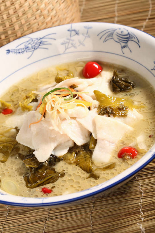 无人,交叉,竖图,俯视,室内,特写,白天,烹饪,中餐,餐桌,桌子,竹子,辣椒,蔬菜,阴影,竹制,新鲜,编织,反射,篮子,影子,陶瓷,大白菜,肉,鱼肉,鱼片,料理,食品,陶瓷制品,白菜,酸菜,菜肴,美食,肉类,食物,一个,红色,蓝色,容器,竹篮,碗,中式,佳肴,有机食品,绿色食品,单个,餐台,中华料理,酸菜鱼,储藏,竹条,交织,竹制品,储存,川菜,肉食,辣角,红海椒,大椒,辣虎,广椒,结球白菜,穿插,胶菜,四川菜,辣子,红辣椒,海椒,番椒,彩图,高角度拍摄,黄芽白,贮存,shjb1