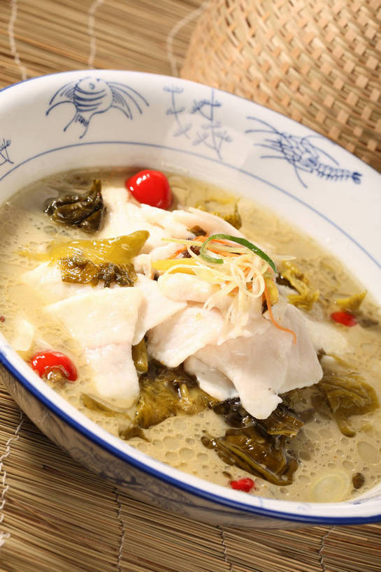 无人,交叉,竖图,俯视,室内,特写,白天,烹饪,中餐,餐桌,桌子,竹子,辣椒,蔬菜,阴影,竹制,新鲜,编织,反射,篮子,影子,陶瓷,大白菜,肉,鱼肉,鱼片,料理,食品,陶瓷制品,白菜,酸菜,菜肴,美食,肉类,食物,一个,红色,蓝色,容器,竹篮,碗,中式,佳肴,有机食品,绿色食品,单个,餐台,中华料理,酸菜鱼,储藏,竹条,交织,竹制品,储存,川菜,肉食,辣角,红海椒,大椒,辣虎,广椒,结球白菜,穿插,胶菜,四川菜,辣子,红辣椒,海椒,番椒,彩图,高角度拍摄,黄芽白,贮存,shjb1