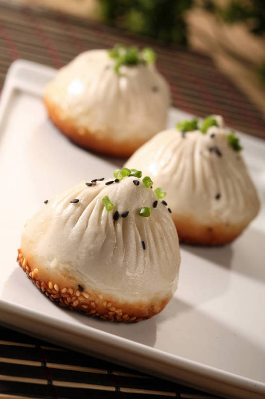 点心,无人,竖图,俯视,室内,特写,白天,餐桌,桌子,蔬菜,餐具,阴影,竹制,朦胧,模糊,新鲜,反射,碟子,盘,影子,竹席,葱,青葱,油炸,油炸食品,芝麻,料理,食品,面点,美食,食物,三个,一个,白色,黑色,盘子,碟,中式,白芝麻,有机食品,绿色食品,单个,餐台,黑芝麻,竹制品,生煎,脂麻,胡麻,白麻,巨胜子,油麻,彩图,高角度拍摄,生煎馒头,生煎包,shjb1