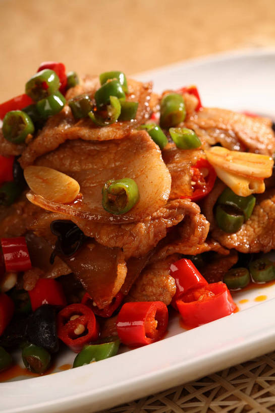 无人,竖图,俯视,室内,特写,白天,烹饪,中餐,餐桌,桌子,辣椒,蔬菜,餐具,阴影,新鲜,反射,碟子,盘,影子,肉,料理,食品,猪肉,菜肴,美食,肉类,食物,一个,红色,绿色,白色,盘子,碟,中式,佳肴,有机食品,绿色食品,单个,餐台,中华料理,肉食,辣角,红海椒,大椒,辣虎,广椒,豚肉,湖南菜,湘菜,辣子,红辣椒,海椒,番椒,彩图,高角度拍摄,辣椒炒肉,shjb1