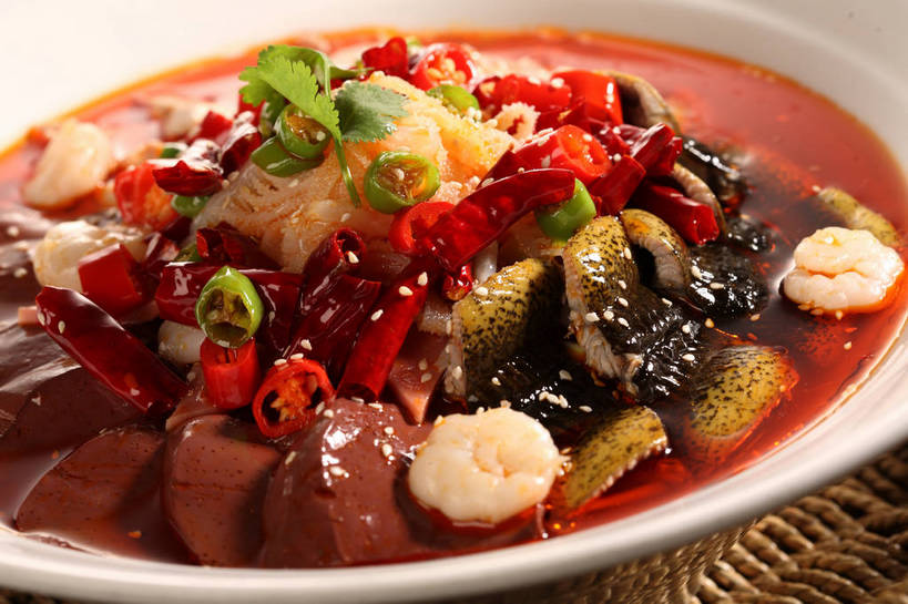 无人,交叉,横图,俯视,室内,特写,白天,烹饪,中餐,餐桌,桌子,竹子,辣椒,蔬菜,阴影,竹制,新鲜,编织,反射,血,鱼,篮子,影子,陶瓷,肉,虾仁,鱼肉,料理,食品,陶瓷制品,水产,菜肴,美食,肉类,鱼类,食物,一个,红色,白色,容器,竹篮,碗,中式,血液,佳肴,有机食品,绿色食品,单个,餐台,中华料理,鳝鱼,储藏,竹条,虾肉,交织,竹制品,储存,水生动物,水生物,肉食,鳝,辣角,红海椒,大椒,辣虎,广椒,鸭血,穿插,辣子,红辣椒,海椒,番椒,彩图,高角度拍摄,淡水生物,河鲜,黄鳝,贮存,shjb1