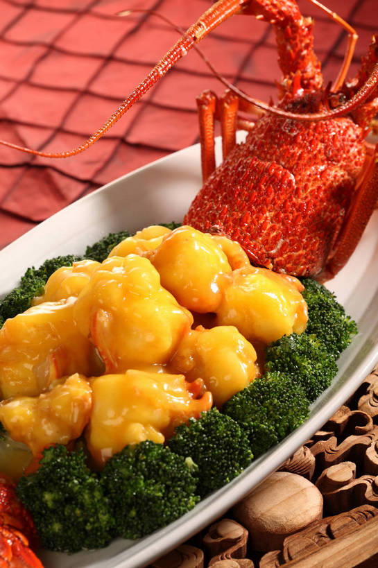 海鲜,龙虾,无人,竖图,俯视,室内,特写,白天,烹饪,中餐,餐桌,桌子,蔬菜,餐具,木雕,雕塑,阴影,新鲜,艺术,装饰,反射,布料,雕刻,雕像,碟子,盘,影子,西兰花,肉,虾,料理,食品,布纹,水产,菜肴,美食,肉类,海洋生物,桌布,食物,一个,黄色,红色,绿色,白色,盘子,餐巾,工艺品,碟,台布,橙色,中式,佳肴,有机食品,绿色食品,单个,餐台,纪念,中华料理,虾肉,美术,水生动物,主题,海产品,水生物,陈列,澳洲龙虾,肉食,海底动物,澳洲大龙虾,功能,美学,甘蓝花,餐桌布,彩图,高角度拍摄,绿菜花,绿花菜,青花菜,蔬菜皇冠,澳龙,shjb1