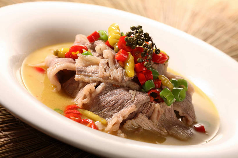 无人,横图,俯视,室内,特写,白天,烹饪,中餐,餐桌,桌子,辣椒,蔬菜,餐具,阴影,新鲜,反射,碟子,盘,影子,青椒,调味,肉,香料,佐料,料理,食品,猪肉,菜肴,美食,肉类,食物,一个,白色,盘子,碟,中式,佳肴,有机食品,绿色食品,单个,餐台,中华料理,花椒,山椒,配料,肉食,辣角,红海椒,大椒,辣虎,广椒,豚肉,作料,湖南菜,湘菜,大花椒,狗椒,红花椒,青花椒,蜀椒,香椒,辣子,红辣椒,红椒,海椒,番椒,彩图,高角度拍摄,辣椒炒肉,shjb1