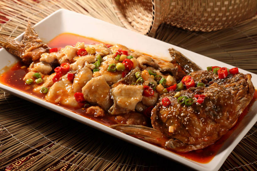 无人,横图,俯视,室内,特写,白天,烹饪,中餐,餐桌,桌子,辣椒,蔬菜,餐具,阴影,新鲜,反射,鱼,碟子,盘,影子,红烧,肉,鱼肉,芝麻,料理,食品,菜肴,美食,肉类,鱼类,食物,一个,白色,盘子,碟,中式,白芝麻,佳肴,有机食品,绿色食品,单个,餐台,中华料理,红烧鱼,肉食,辣角,红海椒,大椒,辣虎,广椒,脂麻,胡麻,白麻,巨胜子,油麻,红烧菜,辣子,红辣椒,海椒,番椒,彩图,高角度拍摄,shjb1